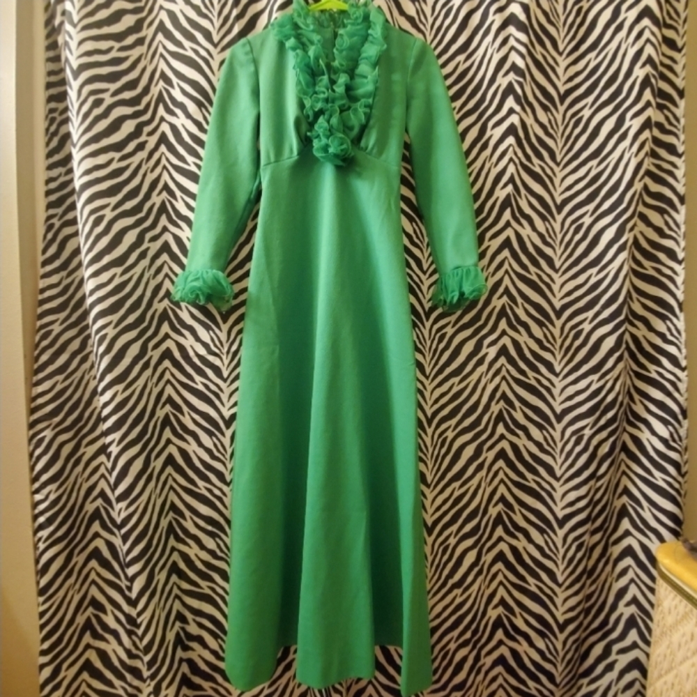 70s true vintage green maxi dress w/ ruffles, long sleeves